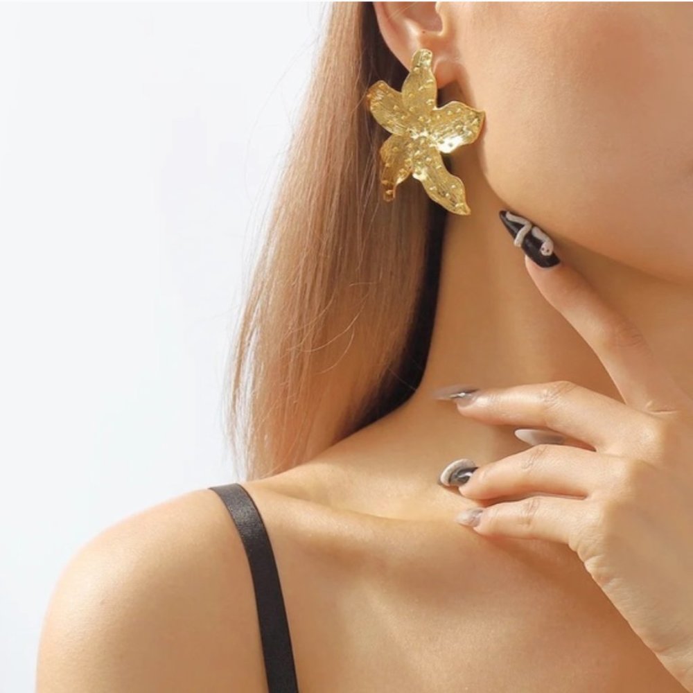 NEW! Starfish Anthro Statement Earrings - Picture 5 of 6